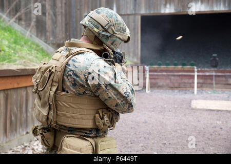 Les Marines de la Special Purpose Marine Air-Ground Task Force-Crisis Response-Africa ont mené un exercice de tir de stress avec les forces spéciales de l'armée américaine en Allemagne le 12 avril 2016. L'exercice comprenait des cours de tir chronométrés, des grenades éclair, des positions de tir difficiles et un dernier cours d'opérations militaires sur terrain urbain (MOUT). Les Marines pratiquaient la vitesse, l'agilité, le tir et la coordination de l'escouade dans des conditions de haute pression pour améliorer la préparation au combat et les performances opérationnelles. Banque D'Images