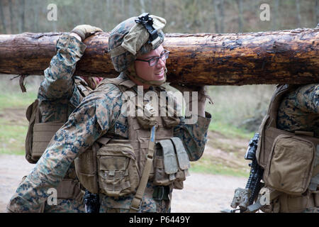 Les Marines de Special Purpose Marine Air-Ground Task Force-Crisis Response-Africa ont transporté des billes à travers un terrain escarpé dans le cadre d'un exercice final lors d'un événement de stress en Allemagne le 12 avril 2016, dirigé par les forces spéciales de l'armée américaine. L'événement comprenait des cours de tir chronométrés, des entraînements d'agilité urbaine et des courses de journaux d'escouade. Les Marines se sont concentrés sur l'endurance, le travail d'équipe, la coordination et la vitesse pour améliorer la préparation et la performance opérationnelle sous pression. Banque D'Images