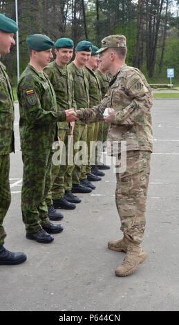 Le lieutenant-Colonel Nathan Minami, 3e Bataillon, 15e Régiment d'infanterie, 2e Brigade Combat Team, 3e Division d'infanterie, commandant, présente des pièces pour les soldats avec les forces terrestres de la Lituanie 29 avril, suite à la rotation deux Group-Ukraine multinational interarmées des diplômes à l'International Le Centre de sécurité et de maintien de près de l'viv, Ukraine. Chaque rotation JMTG-U sera composé de neuf semaines de formation où les soldats ukrainiens vont apprendre des compétences de combat défensives nécessaires pour accroître la capacité de l'Ukraine pour l'auto-défense. (U.S. Photo de l'armée par le sergent. Adriana M. Diaz-Brown, 10e Banque D'Images