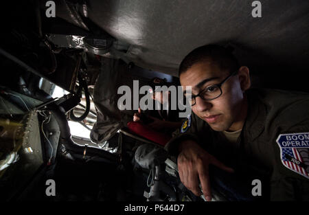 U.S. Air Force Airman Eric Acevedo, un perchman avec le 351e Escadron de ravitaillement en vol, illustre en partie les capacités d'un KC-135 Stratotanker à des spectateurs lors de l'Airshow Marrakech au Maroc le 28 avril 2016. Les équipages de l'US Air Force est allé(e) à l'Airshow comme un geste de partenariat avec l'hôte de la nation marocaine et un moyen de promouvoir la sécurité régionale dans tout le continent de l'Afrique. (DoD News photo par TSgt Brian Kimball) Banque D'Images