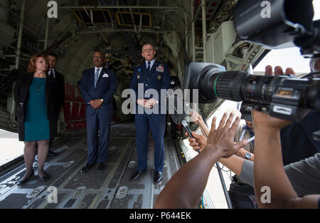 Mme Brenda VanHorn (à gauche), agent commercial principal au ministère du Commerce, M. Dwight Bush (au centre), l'ambassadeur américain au Maroc, le sous-secrétaire adjoint de l'Armée de l'air des affaires internationales, M. Dwight Bush (au centre), l'ambassadeur américain au Maroc, et l'U.S. Air Force général Frank Gorenc (droite), commandant des forces aériennes américaines en Europe - Afrique de l'Armée de l'air, parler à la presse dans le dos d'une U.S. Air Force C-130J Hercules pendant le Salon International de l'aéronautique à Marrakech au Maroc le 28 avril 2016. Les États-Unis ont assisté à l'Airshow comme un geste de partenariat avec la nation marocaine et d'un hôte Banque D'Images