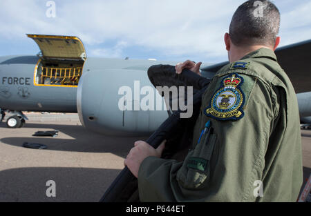 Un U.S. Air Force KC-135 Stratotanker de Mildenhall équipage Air Force Base, Angleterre travaillent en équipe pour appliquer un couvercle du moteur pendant le Salon International de l'aéronautique à Marrakech au Maroc le 28 avril 2016. Les équipages de l'US Air Force est allé(e) à l'Airshow comme un geste de partenariat avec l'hôte de la nation marocaine et un moyen de promouvoir la sécurité régionale dans tout le continent de l'Afrique. (DoD News photo par TSgt Brian Kimball) Banque D'Images