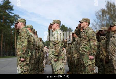 Les soldats des troupes et de l'Administration centrale l'Administration centrale, 3e Escadron, 2e régiment de cavalerie, saluer la descente des couleurs au cours de cérémonie de clôture de l'été Shield XIII le 29 avril dernier à Adazi Base militaire, la Lettonie. Des soldats du Canada, Finlande, Allemagne, Lettonie, Lituanie, et les États-Unis ont participé à l'été d'une semaine deux Shield XIII. Bouclier d'été forme les unités à planifier, coordonner et exécuter les différents éléments de défense. L'été prend en charge de l'opération Atlantic plus résoudre. (U.S. Photo de l'armée par le Capitaine Jennifer Cruz, 10e Appuyez sur Camp de siège.) Banque D'Images