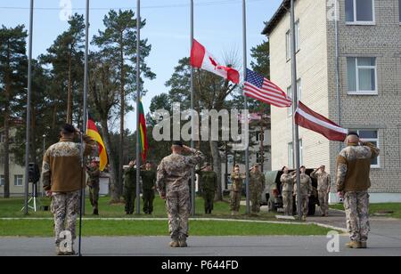 Le Colonel Martin Liberts (à gauche), le commandant des forces terrestres, salue les drapeaux qu'ils sont abaissés, signifiant la fin de l'été Shield XIII le 29 avril dernier à Adazi Base militaire, la Lettonie. Des soldats du Canada, Finlande, Allemagne, Lettonie, Lituanie, et les États-Unis ont participé à l'été d'une semaine deux Shield XIII. Bouclier d'été forme les unités à planifier, coordonner et exécuter les différents éléments de défense. L'été prend en charge de l'opération Atlantic plus résoudre. (U.S. Photo de l'armée par le Capitaine Jennifer Cruz, 10e Appuyez sur Camp de siège.) Banque D'Images