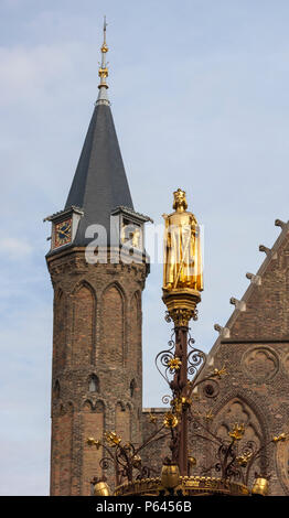 La statue dorée de Willem II de Hollande ornant le haut de la fontaine Binnenhof, en face de Ridderzaal's Belfry. La Haye, Pays-Bas Banque D'Images