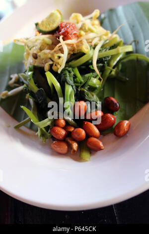 Plecing kangkung, un plat de salade traditionnelle de Lombok et de Bali, Indonésie. Banque D'Images