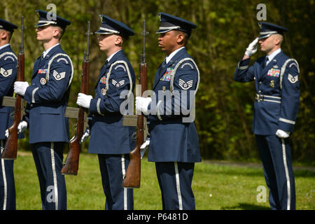 PARIS -- une garde d'honneur de l'US Air Force de l'équipe d'incendie de la Base Aérienne de Spangdahlem, en Allemagne, attend la commande suivante pour effectuer une salve de 21 coups au cours de l'escadrille Lafayette Cérémonie commémorative du 100e anniversaire à Marnes-la-Coquette, France, le 20 avril 2016. Plus de 200 Américains ont volé avec la France dans le Lafayette Flying Corps avant l'entrée des États-Unis dans la Première Guerre mondiale qui se trouvaient à bord de l'US Air Force et leurs homologues français, de même que les civils des deux pays, a rendu hommage aux hommes qui ont servi avec et les sacrifices de l'American 68 aviateurs canadiens morts au combat pour le français dans la Première Guerre mondiale. La note Banque D'Images