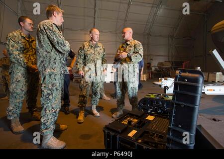 'Aérographe 4400 1re classe Ian Smith, attaché au commandant, Task Group 56.1, mémoires Adm. Arrière Gene Noir, commandant adjoint du Commandement central de la Marine américaine, sur le fonctionnement de la télécommande Seabotix robotique lors d'une visite à l'auxiliaire de la Flotte royale La Baie de Cardigan au cours de l'exercice international de la lutte contre les mines (IMCMEX) 16 avril 17, 2016. IMCMEX 16 est un exercice multilatéral en utilisant tous les aspects de la protection de l'infrastructure maritime défensive pour démontrer la volonté de maintenir la liberté de navigation et la libre circulation du commerce maritime à travers les États-Unis 5e fle Banque D'Images