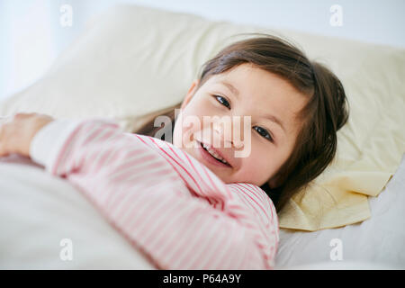 Japonais malade au lit pour enfants Banque D'Images