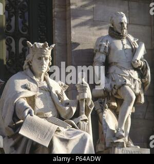 ESCULTURAS DE CERVANTES ; Alfonso X el Sabio, ; EN LA ENTRADA DE LA BIBLIOTECA NACIONAL. Banque D'Images