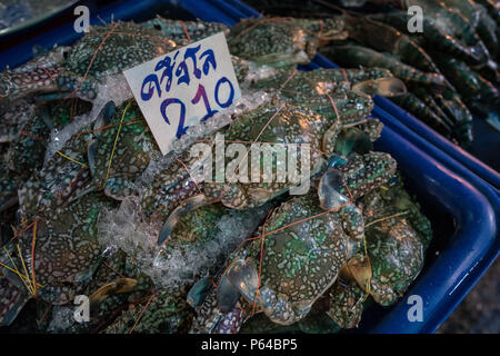 Crabe bleu à vendre à Klongsan Plaza Market - Bangkok, Thaïlande Banque D'Images