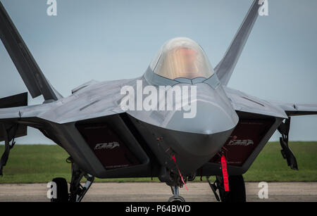 Un U.S. Air Force F-22A Raptor stationné sur l'aire à la base aérienne de Mihail Kogalniceanu, la Roumanie, le 25 avril 2016. L'aéronef effectuera l'entraînement aérien avec d'autres aéronefs basé en Europe et sera également déployer avant d'Angleterre pour maximiser les possibilités de formation tout en démontrant l'engagement des États-Unis à l'OTAN et la sécurité de l'Europe. Les Raptors sont déployés à partir du 95e Escadron de chasse, à la base aérienne Tyndall, en Floride. (U.S. Air Force photo de Tech. Le Sgt. Ryan grue/libéré) Banque D'Images