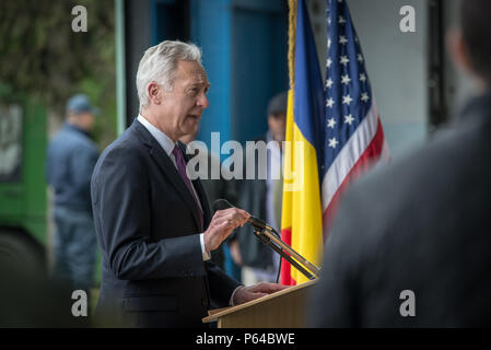 L'ambassadeur américain Hans Klemm parle de l'US Air Force F-22A Raptors qui a atterri à la base aérienne de Mihail Kogalniceanu, la Roumanie, le 25 avril 2016. L'aéronef effectuera l'entraînement aérien avec d'autres aéronefs basé en Europe et sera également déployer avant d'Angleterre pour maximiser les possibilités de formation tout en démontrant l'engagement des États-Unis à l'OTAN et la sécurité de l'Europe. Les Raptors sont déployés à partir du 95e Escadron de chasse, à la base aérienne Tyndall, en Floride. (U.S. Air Force photo de Tech. Le Sgt. Ryan grue/libéré) Banque D'Images