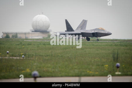 Un U.S. Air Force F-22A Raptor Les taxis sur la piste à la base aérienne de Mihail Kogalniceanu, la Roumanie, le 25 avril 2016. L'aéronef effectuera l'entraînement aérien avec d'autres aéronefs basé en Europe et sera également déployer avant d'Angleterre pour maximiser les possibilités de formation tout en démontrant l'engagement des États-Unis à l'OTAN et la sécurité de l'Europe. Les Raptors sont déployés à partir du 95e Escadron de chasse, à la base aérienne Tyndall, en Floride. (U.S. Air Force photo de Tech. Le Sgt. Ryan grue/libéré) Banque D'Images