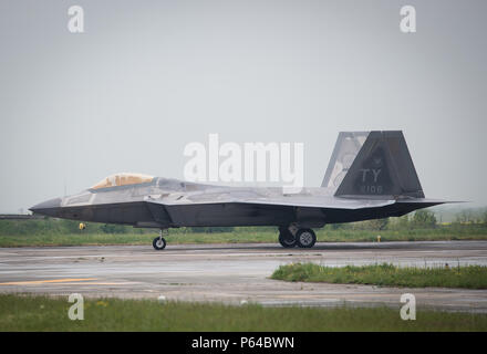 Un U.S. Air Force F-22A Raptor Les taxis sur la piste à la base aérienne de Mihail Kogalniceanu, la Roumanie, le 25 avril 2016. L'aéronef effectuera l'entraînement aérien avec d'autres aéronefs basé en Europe et sera également déployer avant d'Angleterre pour maximiser les possibilités de formation tout en démontrant l'engagement des États-Unis à l'OTAN et la sécurité de l'Europe. Les Raptors sont déployés à partir du 95e Escadron de chasse, à la base aérienne Tyndall, en Floride. (U.S. Air Force photo de Tech. Le Sgt. Ryan grue/libéré) Banque D'Images