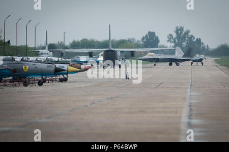 Deux U.S. Air Force F-22A Raptor Les taxis sur la piste à la base aérienne de Mihail Kogalniceanu, la Roumanie, le 25 avril 2016. L'aéronef effectuera l'entraînement aérien avec d'autres aéronefs basé en Europe et sera également déployer avant d'Angleterre pour maximiser les possibilités de formation tout en démontrant l'engagement des États-Unis à l'OTAN et la sécurité de l'Europe. Les Raptors sont déployés à partir du 95e Escadron de chasse, à la base aérienne Tyndall, en Floride. (U.S. Air Force photo de Tech. Le Sgt. Ryan grue/libéré) Banque D'Images