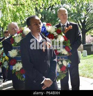 La Defense POW/MIA Accounting Agency a organisé une cérémonie de dépôt de gerbes sur la plaque Spirit of the Elbe dans le cimetière national d'Arlington pour marquer le 71e anniversaire de la réunion de 1945 entre les troupes soviétiques et américaines sur l'Elbe. L'événement, parrainé par des groupes d'anciens combattants américains et russes et des ambassades, honore les anciens combattants de la seconde Guerre mondiale et met en lumière le rétablissement des prisonniers de guerre et de l'AIM, la commémoration historique, les relations internationales, le souvenir et les efforts de reconnaissance des anciens combattants. Banque D'Images