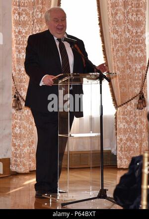 Le 25 avril 2016, l'ambassadeur de Russie aux États-Unis s'est adressé aux participants à l'ambassade de Russie à Washington, D.C. à la suite d'une cérémonie au cimetière national d'Arlington. L'événement commémore le 71e anniversaire de la réunion sur l'Elbe des troupes soviétiques et américaines en 1945, honorant les vétérans de la seconde Guerre mondiale et renforçant les liens diplomatiques et militaires entre les États-Unis et la Russie. Banque D'Images