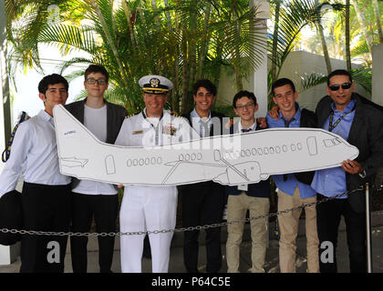 160421-N-WS952-134 Cocoa Beach, Floride (avr. 22, 2016) Le capitaine Dave Bouve, publicité et marketing Chef de département au recrutement pour la marine pose avec une commande participants à l'esprit d'Innovation 2016 Conrad Défi au Centre spatial Kennedy sur Avril 22. L'esprit de Défi Innovation Conrad est un annuel, l'innovation et de l'entreprise multiphase qui apporte de la concurrence dans des équipes d'étudiants de partout dans le pays qui inventent, concevoir, créer et promouvoir les inventions dans l'un des quatre champs : Aérospatiale et Aviation, Cyber la technologie et de la sécurité, de l'énergie et de l'environnement, la santé et la nutrition. Banque D'Images