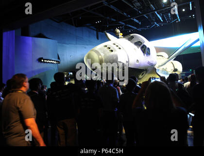 160423-N-WS952-011 Cocoa Beach, Floride (avr. 23, 2016) Les participants à l'esprit d'Innovation 2016 Conrad Défi, jeter un coup d'œil sur la navette spatiale Atlantis sur l'affichage au Centre spatial Kennedy le 23 avril. L'esprit de Défi Innovation Conrad est un annuel, l'innovation et de l'entreprise multiphase qui apporte de la concurrence dans des équipes d'étudiants de partout dans le pays qui inventent, concevoir, créer et promouvoir les inventions dans l'un des quatre champs : Aérospatiale et Aviation, Cyber la technologie et de la sécurité, de l'énergie et de l'environnement, la santé et la nutrition. (U.S. Photo de la marine par la communication de masse Spe Banque D'Images