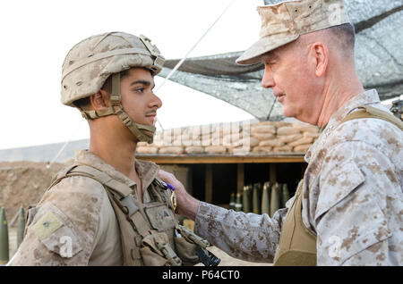 Le président de l'état-major des armées le général Joseph Dunford présente de la Marine américaine lance le Cpl. Javier A. Suarezmontalvo, originaire d'Orange, en Floride, lors d'une cérémonie à Kara Soar, Base de Makhmur, l'Iraq, le 22 avril 2016. Suarezmontalvo, un champ d'équipage affecté à l'artillerie cannon e Batterie, 26e Marine Expeditionary Unit, a reçu son Coeur violet à l'emplacement même qu'il a été blessé le 19 mars. (U.S. Photo de l'armée par le sergent. Peter J. Berardi) Banque D'Images