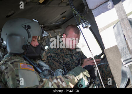 Le Cpl. Ed Havlovic, un opérateur radio avec 2/24, 23e Régiment de Marines, 4e Division de marines, Forces maritimes Réserver, Scout Sniper platoon, établit la communication avec un membre d'équipage de Blackhawk, La Compagnie B, 8e bataillon du 229e Régiment d'aviation (8-229), AV 11e commandement de l'Aviation (théâtre), au cours d'un exercice de coordination d'appui-feu de camp Atterbury, Ind., 14 avril 2016. La réserve marines ont été en mesure de coordonner avec l'armée américaine de mener des exercices dans l'évacuation des blessés et des exercices d'insertion dans les lignes ennemies. Banque D'Images