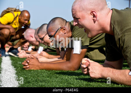 Un Corps des Marines américains recruter avec Compagnie E, 2d instruction des recrues Bataillon, Régiment d'entraînement des recrues, effectue bandes à bord Marine Corps Recruter Depot San Diego, Californie, le 26 avril 2016. Les recrues a terminé un exercice à chaque station dans le cadre d'un cours de circuit d'entraînement. (U.S. Marine Corps photo par Lance Cpl. Robert G. Gavaldon/libérés) Banque D'Images