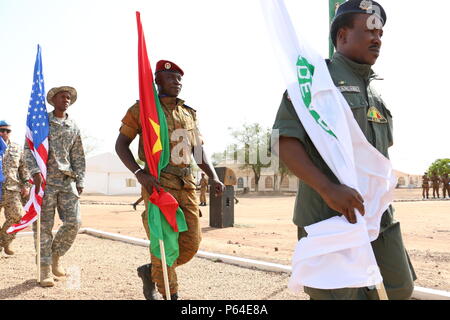 Les troupes internationales de l'Armée américaine à l'appui de l'Accord de l'ouest de l'Afrique 16 mars avec leurs drapeaux éventuels avant l'exercice d'ouverture du jour du 2 mai 2016 au Camp Zagre, Ouagadougou, Burkina Faso. 16 de l'Accord de l'Ouest est un combiné annuel, exercice conjoint visant à accroître la capacité des forces des partenaires africains et aux États-Unis d'exercer la capacité des participants et la capacité de conduire Union Africaine/Organisation des Nations Unies chargé des opérations de paix. (U.S. Photo de l'armée par le sergent. Candace Mundt/libérés) Banque D'Images