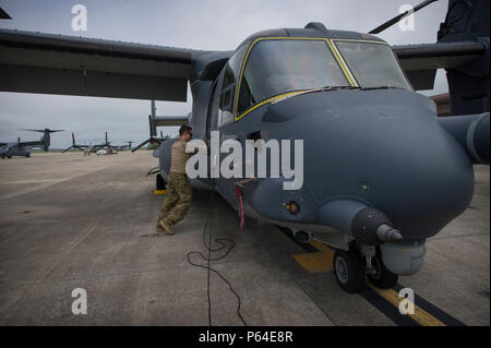 Le s.. Samuel Levander, mécanicien de bord de la 8e Escadron d'opérations spéciales, effectue une inspection avant vol d'un CV-22 Osprey à Hurlburt Field, en Floride, le 27 avril 2016. Les inspections sont effectuées pour vérifier les problèmes qui peuvent nuire à la mission aérienne. (U.S. Photo de l'Armée de l'air par la Haute Airman Krystal M. Garrett) Banque D'Images