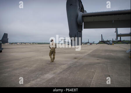 Le s.. Samuel Levander, mécanicien de bord de la 8e Escadron d'opérations spéciales, effectue une inspection avant vol d'un CV-22 Osprey à Hurlburt Field, en Floride, le 27 avril 2016. Le balbuzard est un multi-mission tilt-rotor vertical des avions à décollage et atterrissage. (U.S. Photo de l'Armée de l'air par la Haute Airman Krystal M. Garrett) Banque D'Images