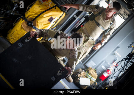 Le s.. Samuel Levander, avant, et le sergent. Wyatt Leuck, ingénieurs de vol avec le 8e Escadron d'opérations spéciales, effectue une inspection avant vol d'un CV-22 Osprey à Hurlburt Field, en Floride, le 27 avril 2016. Le balbuzard est un multi-mission tilt-rotor vertical des avions à décollage et atterrissage. (U.S. Photo de l'Armée de l'air par la Haute Airman Krystal M. Garrett) Banque D'Images