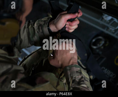 Le s.. Samuel Levander, mécanicien de bord de la 8e Escadron d'opérations spéciales, se resserre en bas d'une sangle sur un CV-22 Osprey à Hurlburt Field, en Floride, le 27 avril 2016. La 8e re est l'une des plus anciennes unités de l'United States Air Force, organisé à l'origine comme la 8e Escadron Aero, 21 juin 1917, à Kelly Field (Texas). (U.S. Photo de l'Armée de l'air par la Haute Airman Krystal M. Garrett) Banque D'Images