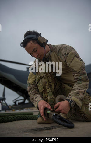 Le s.. Samuel Levander, mécanicien de bord de la 8e Escadron d'opérations spéciales, effectuer une inspection avant vol d'un CV-22 Osprey à Hurlburt Field, en Floride, le 27 avril 2016. Les inspections sont effectuées pour vérifier les problèmes qui peuvent nuire à la mission aérienne. (U.S. Photo de l'Armée de l'air par la Haute Airman Krystal M. Garrett) Banque D'Images