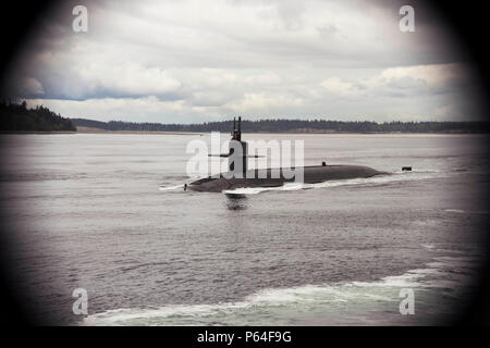 PUGET SOUND, dans l'État (11 avril 2016) - La classe Ohio-balistique sous-marin USS Alabama (SNLE) 737 transits le canal Hood que le bateau retourne à base navale Kitsap-Bangor à la suite de la première du bateau de patrouille de dissuasion stratégique depuis 2011. Le bateau a terminé récemment un 40 mois Révision de ravitaillement d'ingénierie, ce qui prolongera la vie du sous-marin pour un autre 20 ans. (U.S. Photo par marine Spécialiste de la communication de masse 2e classe Amanda R. Gray/libérés) Banque D'Images