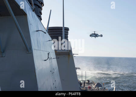 160412-N-ZZ999-003 MER BALTIQUE (12 avril 2016) Un russe Kamov KA-27 HELIX hélicoptère vole bas-niveau passe près de la classe Arleigh Burke destroyer lance-missiles USS Donald Cook (DDG 75) pendant que le navire se trouvait dans les eaux internationales le 12 avril 2016. Donald Cook est déployée en avant à Rota, en Espagne, et est qui effectuaient une patrouille de routine dans le domaine de la sixième flotte américaine des opérations à l'appui des intérêts de sécurité nationale des États-Unis en Europe. (U.S. Photo de la marine/libérés) Banque D'Images