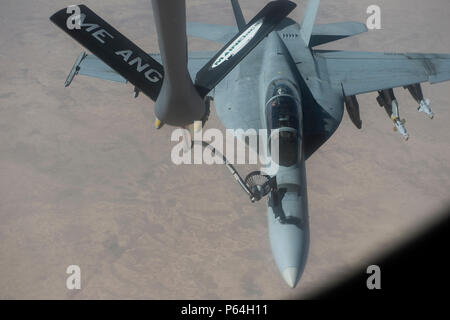 La Marine américaine un F/A-18 Hornet reçoit le carburant dans un KC-135R Stratotanker sur l'Irak dans le cadre de l'opération peut résoudre inhérent 3, 2016. (U.S. Photo de l'Armée de l'air par le sergent. Douglas Ellis/libérés) Banque D'Images