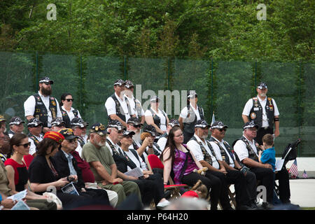 Les membres de l'opération Rolling Thunder, Inc., NC-5, assister à la cérémonie de la guerre du Vietnam à l'Lejeune Memorial Gardens à Jacksonville N.C., 30 avril 2016. La cérémonie rend hommage à tous ceux qui ont sacrifié tout en célébrant les réalisations et la persévérance de tous les anciens combattants de l'ère du Vietnam. (U.S. Marine Corps photo par Lance Cpl. MCIEAST Careaf L., Caméra de combat Henson/libérés) Banque D'Images