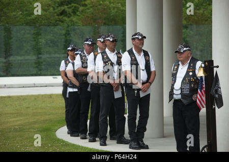 Des membres de l'opération Rolling Thunder, Inc., NC-5, effectuer l'appel de Caroline du Nord les membres de service toujours manquant dans l'action de la guerre du Vietnam, au cours de la guerre du Vietnam, cérémonie à l'Lejeune Memorial Gardens à Jacksonville N.C., 30 avril 2016. La cérémonie rend hommage à tous ceux qui ont sacrifié tout en célébrant les réalisations et la persévérance de tous les anciens combattants de l'ère du Vietnam. (U.S. Marine Corps photo par Lance Cpl. MCIEAST Careaf L., Caméra de combat Henson/libérés) Banque D'Images