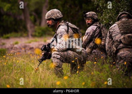 Une équipe de reconnaissance composé de Cours de chefs de Combat (CLC) 16009 classe les étudiants, participer à un exercice d'entraînement sur le terrain Joint Base San Antonio-Camp Bullis, Texas, le 2 mai 2016.CLC est conçu pour perfectionner les compétences en leadership des sous-officiers des forces de sécurité avant d'être déployé vers le bas. Les cinq semaines de cours se concentre sur la navigation terrestre de compétences, la planification de la mission et de la stratégie. (U.S. Air Force photo par un membre de la 1re classe James Crow/libérés) Banque D'Images