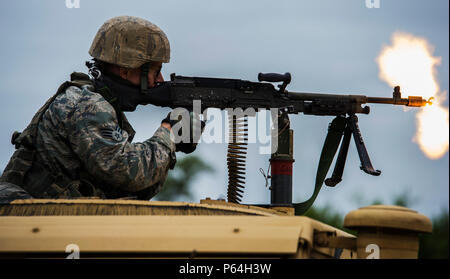 Un cours de chefs de Combat (CLC) 16009 classe étudiant, couvre-feu à une équipe d'incendie sur le terrain lors d'un exercice de formation sur Joint Base San Antonio-Camp Bullis, Texas, le 2 mai 2016.CLC est conçu pour perfectionner les compétences en leadership des sous-officiers des forces de sécurité avant d'être déployé vers le bas. Les cinq semaines de cours se concentre sur la navigation terrestre de compétences, la planification de la mission et de la stratégie. (U.S. Air Force photo par un membre de la 1re classe James Crow/libérés) Banque D'Images