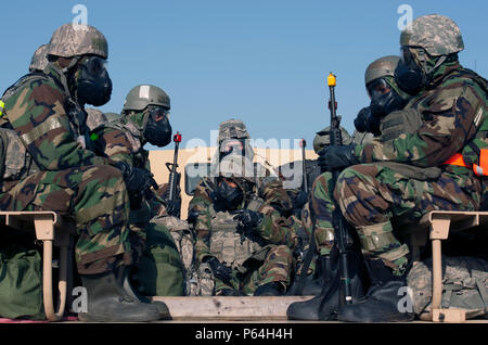 La force de réaction de renforts et d'aviateurs de la 8e Escadron des Forces de sécurité se préparer à un changement d'après les longues journées de travail au cours de l'effort Beverly minuit 16-3 à Kunsan Air Base, République de Corée, le 4 mai 2016. L'essai d'aviateurs sur leur capacité à survivre et à l'exploitation sous l'effort de guerre simulée toutes les activités tout en assurant la production d'avions rapides. (U.S. Photo de l'Armée de l'air par le sergent. Nick Wilson/libérés) Banque D'Images