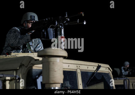 Cours de chefs de combat (CLC) class 16009 étudiants reprendre Base d'ombre à Joint Base San Antonio-Camp Bullis, Texas, le 2 mai 2016. CLC est conçu pour perfectionner les compétences en leadership des sous-officiers des forces de sécurité avant d'être déployé vers le bas. Les cinq semaines de cours se concentre sur la navigation terrestre de compétences, la planification de la mission et de la stratégie. (U.S. Air Force photo par un membre de la 1re classe Keifer Bowes/libérés) Banque D'Images