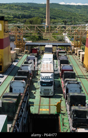 L'équipement de l'armée américaine est chargé sur un navire au port de Varna, Bulgarie, 1 mai 2015. L'équipement sera utilisé au cours de l'exercice Noble Partenaire peut 11-26 de Vaziani, Géorgie. (U.S. Photo de l'armée par le sergent. Michael Behlin) Banque D'Images