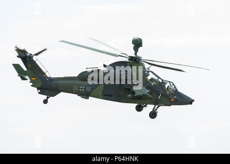 Vol de démonstration de l'hélicoptère de combat Tigre d'Eurocopter l'UHT. La Force aérienne allemande. Banque D'Images