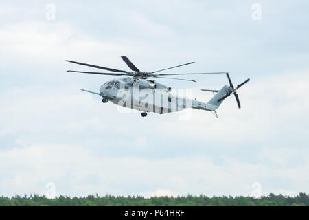 Vol de démonstration l'hélicoptère cargo lourd Sikorsky CH-53K Roi étalon. ILA Berlin Air Show Exhibition 2018 Banque D'Images