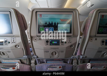 Les sièges des passagers de la classe économique d'un des plus grands du monde Airbus A380. La compagnie aérienne Emirates. ILA Berlin Air Show Exhibition 2018 Banque D'Images