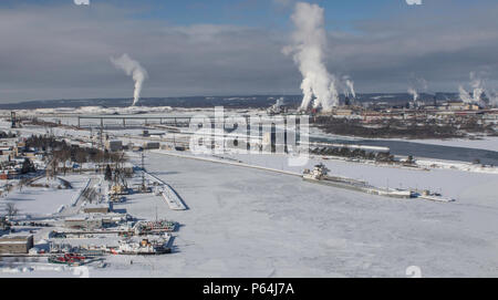 Vue aérienne de la serrures gelés pendant des températures sous zéro, avec des navires dans les glaces verrouillé Banque D'Images