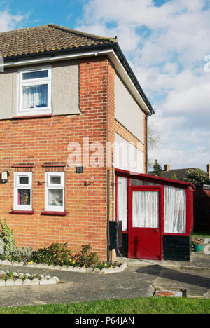 Ancien appentis sur une extension 1950 semi-detached house, Ipswich, Royaume-Uni Banque D'Images