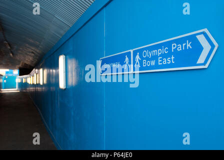 Greenway signe sur le panneau publicitaire entourant le site olympique, Stratford, East London, UK Banque D'Images