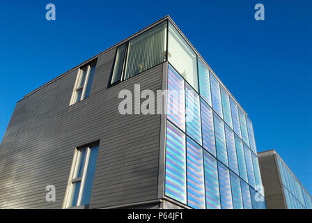 Logement Peabody à Silvertown, conçu par Niall McLaughlin, qui utilise l'diachroic vitrage qui change de couleur à l'humeur de la lumière, Londres, UK Banque D'Images